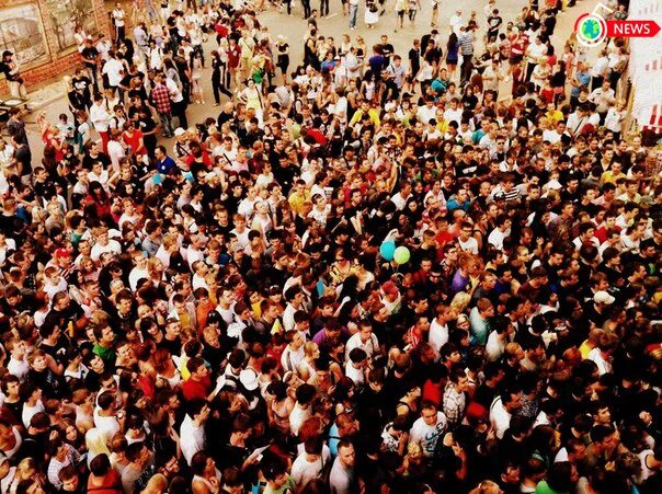 Толпа народа. Человек толпы. Много людей. 2 толпы. Массовая культура.