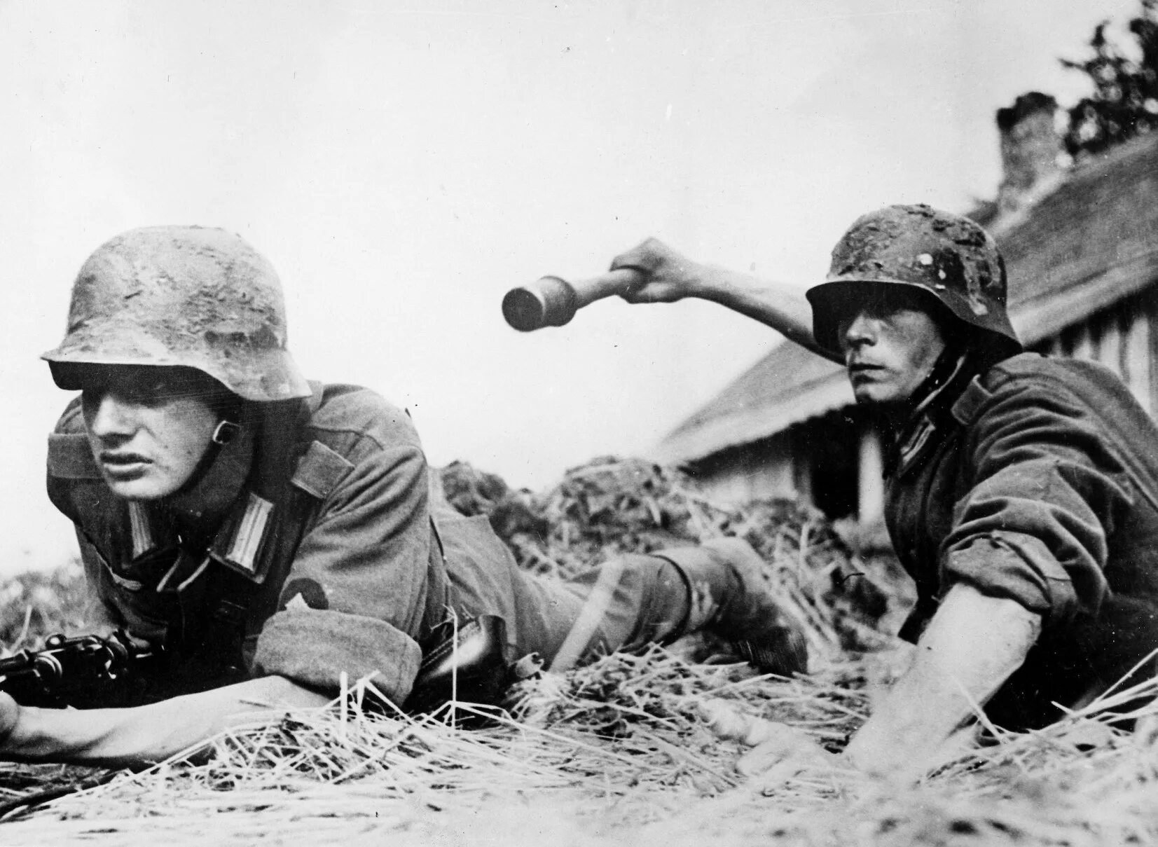 Немцы другое название. Солдат вермахта с гранатой м 39. Немецкие солдаты 2 мировой войны в бою. Солдаты вермахта лето 1941.
