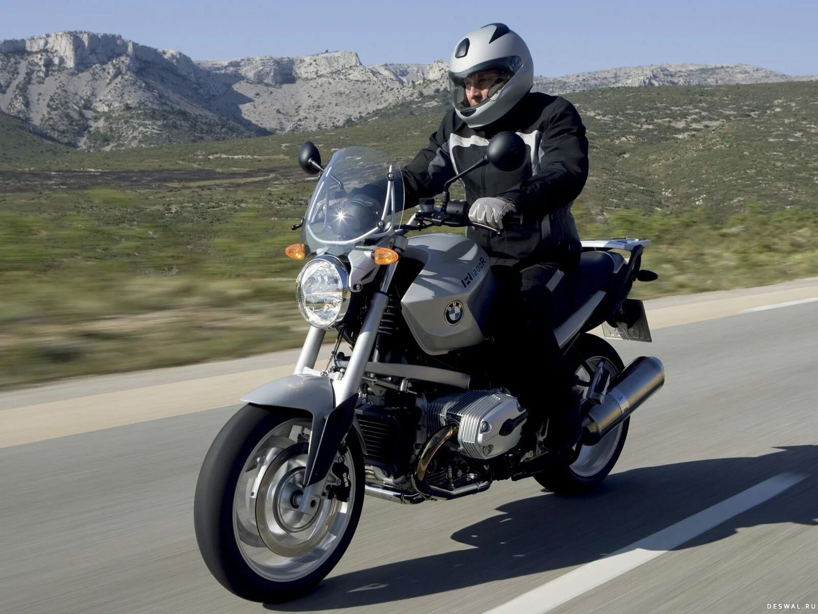 Городской мотоцикл. Красный дорожный мотоцикл. Bmw f800r 2015. Итальянские мотоциклы. Какой дорожный мотоцикл лучше.