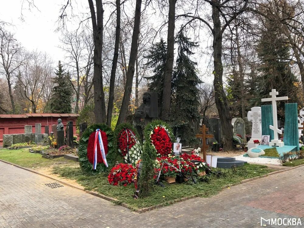 Похоронили жванецкого. Памятник Жванецкому на Новодевичьем кладбище. Могила Панфилова Новодевичье кладбище. Могила Жванецкого на Новодевичьем кладбище. Новодевичье кладбище Жванецкий.