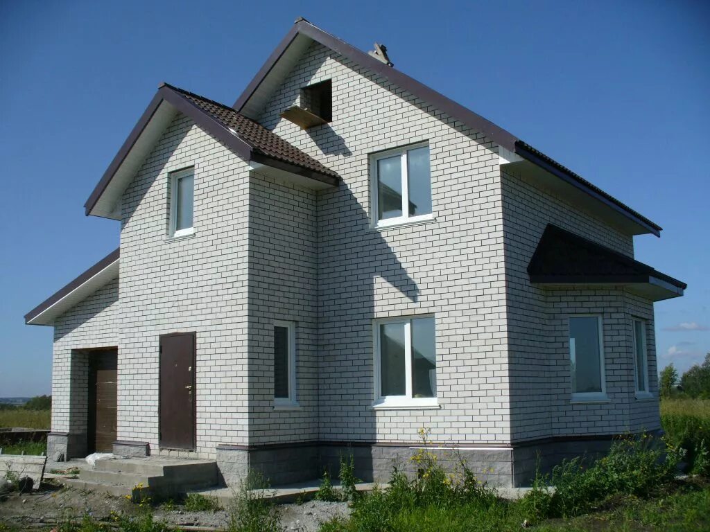 Коттедж из газоблока. Полутораэтажный дом из газобетона. Пеноблок дом. Дом из пеноблоков. Газобетон теплый дом.