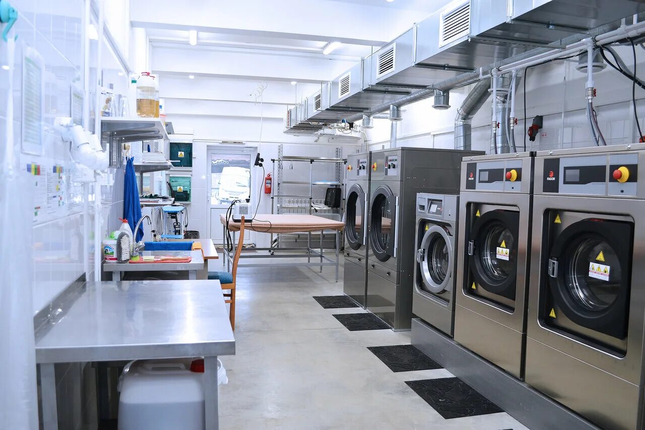 обслуживание прачечной. прачечная стиральная машина. услуги прачечной. профессиональная прачечная. обслуживание прачечной.
