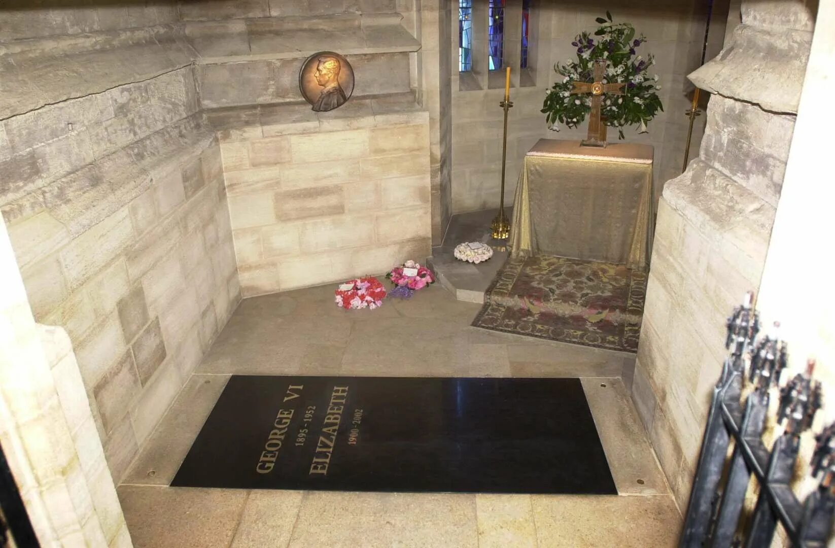 Похоронила бывшего мужа. Мемориальной часовне короля Георга vi в Виндзоре. Мемориальная часовня Георга vi. Могила George vi.