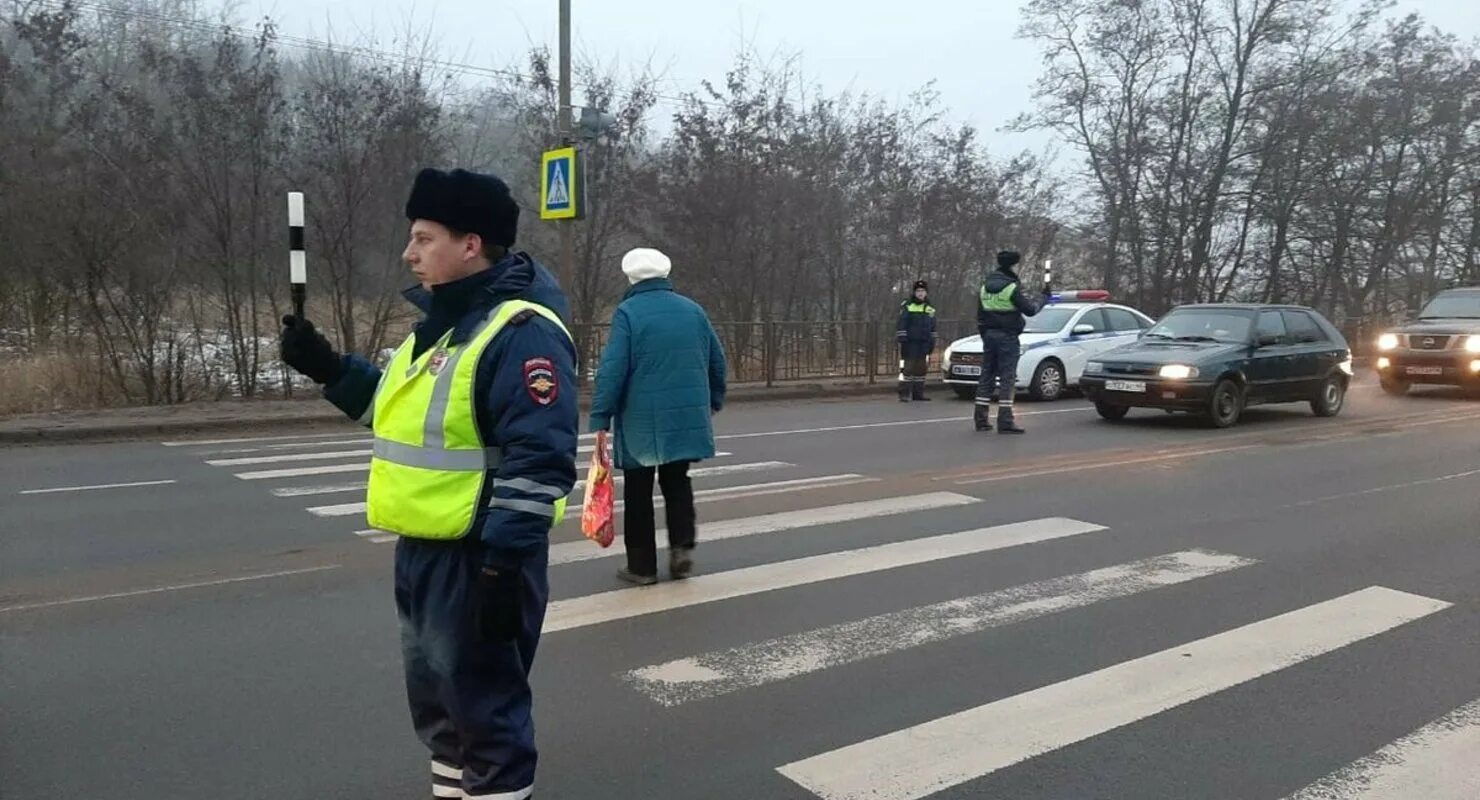 Пропускать грозить. Нарушение правил дорожного движения. ДПС И пешеход. Пешеход ГИБДД. Инспектор ДПС.