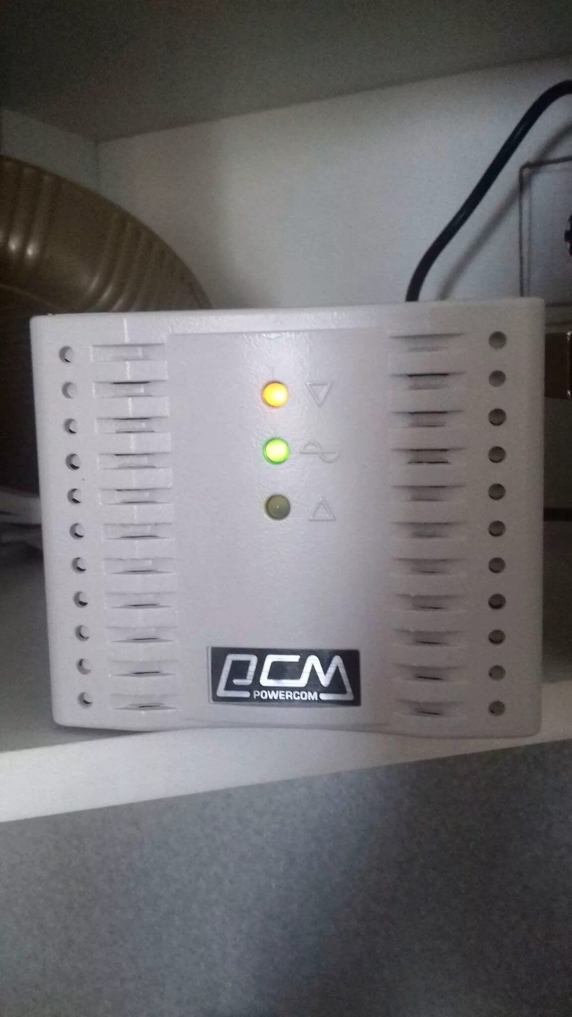 Стабилизатор powercom tca 1200. Ибп gcm powercom tca 1200. автоматический стабилизатор напряжения tca-1200. стабилизатор напряжения дсм.
