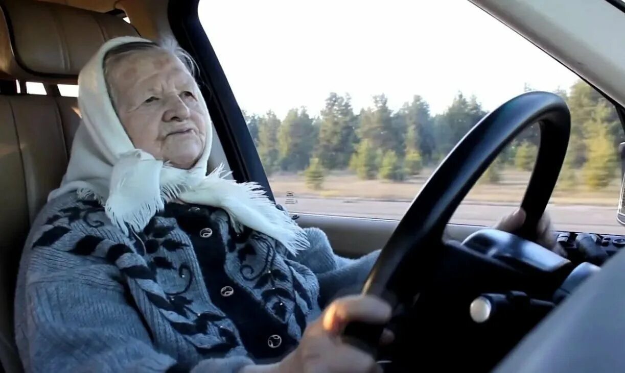 Дед гаишник. Бабушка и гаишник. Бабка и гаишник. Бабка и милиционер шутки. Менты остановили.