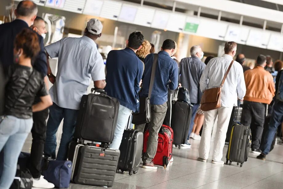 Заграницу не выпускают. Туристы в аэропорту. Аэропорт фото. Иностранцы в аэропорту. Мигранты в аэропорту.