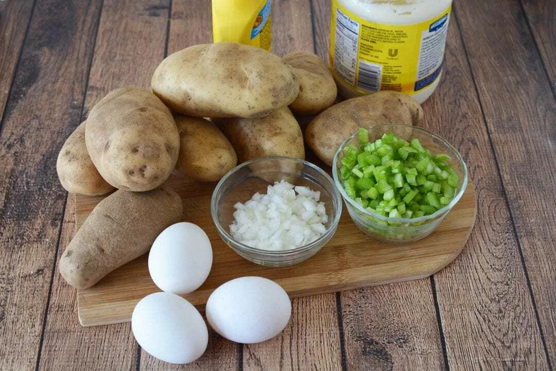 Рецепты с мясом яйца картошки. Картошка с яйцом. Картошка яйцо мука. Мука из картофеля. Картошка и яичко.