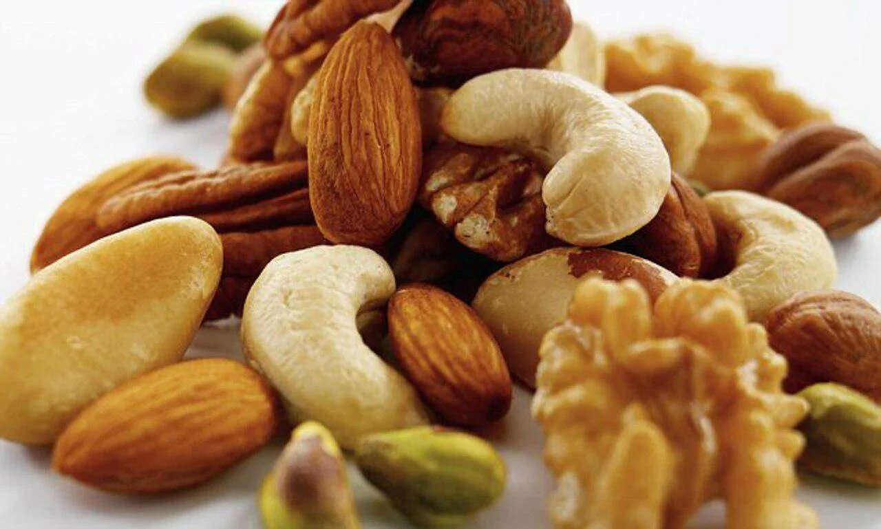 Орехи при повышенном сахаре. Аллергенные орехи. Миндаль орешки аллергия. Орехи при гипертонии. Орехи для снижения давления.