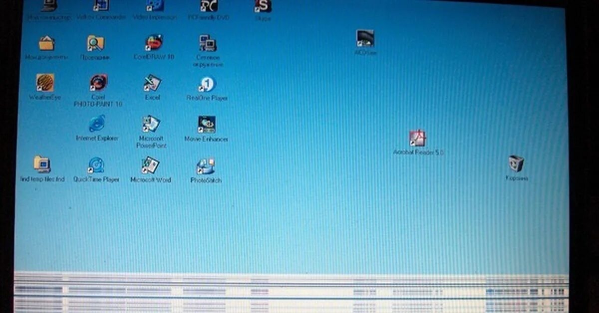 Почему на экране появляются полоски. Горизонтальные полосы на мониторе. Полосы на мониторе внизу. Горизонтальные полоски на мониторе. Полупрозрачные полосы на мониторе.
