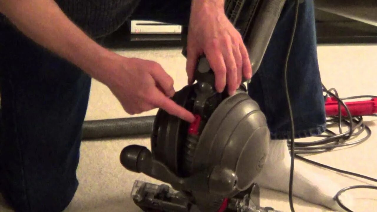 Как помыть дайсон. Пылесос Дайсон dc65. Dyson dc02 пылесос. Сервисный центр пылесосов Dyson. Разобрать пылесос Дайсон дс8.