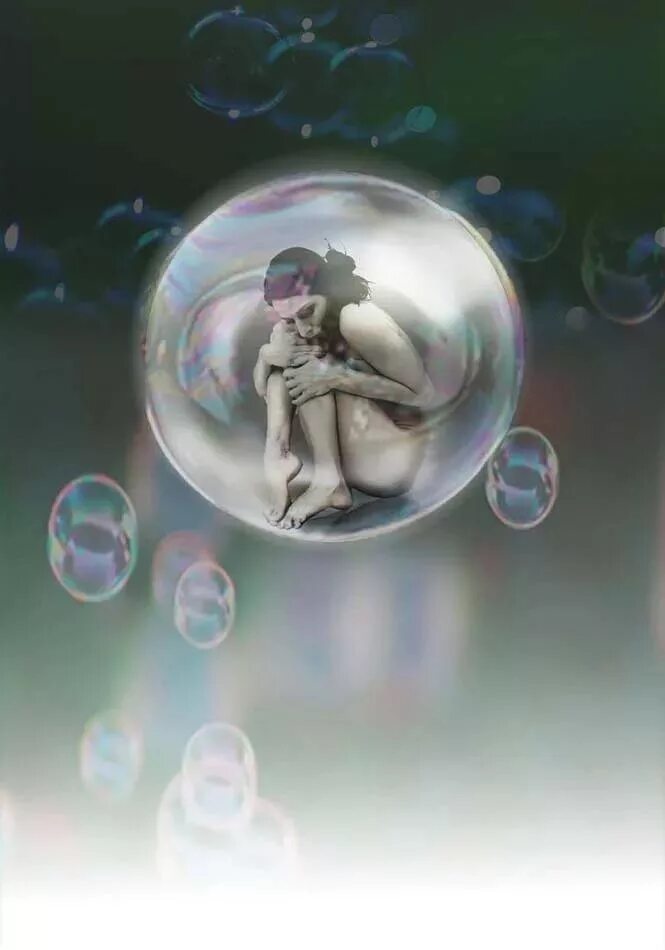 Человек в шаре. Человек в стеклянном шаре. Девушка на шаре. Человек в мыльном пузыре арт.
