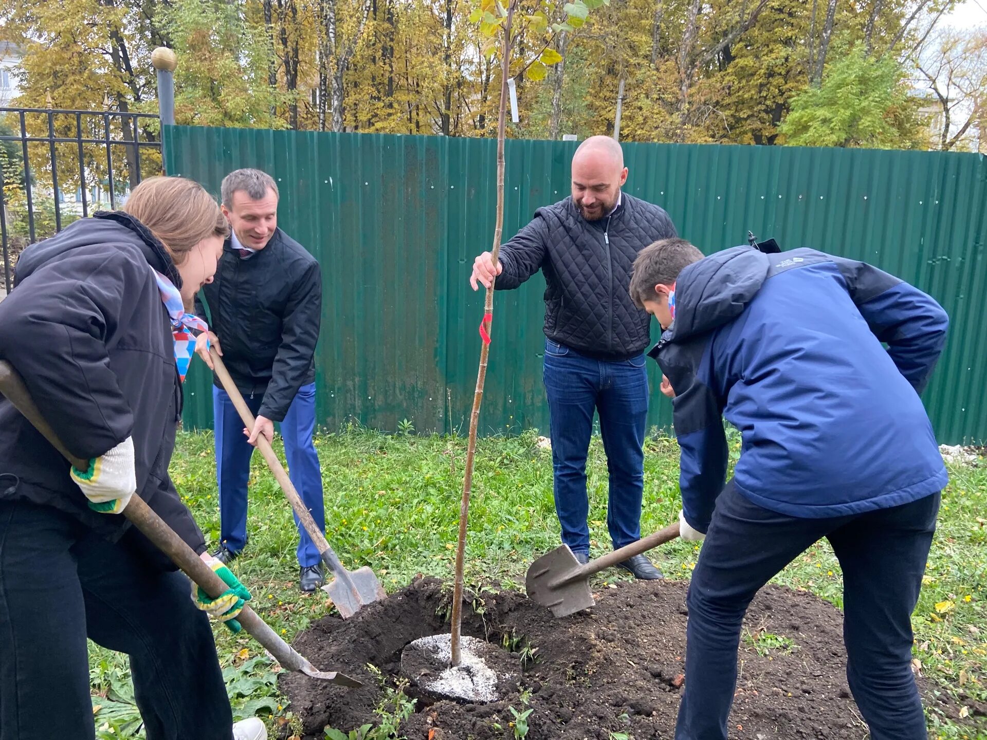 Работа сбербанка новомосковск. Аллея знаний. Сотрудники Сбера в Чите высадили деревья. Сотрудники Сбербанка провели акцию. Сбербанк Новомосковск.