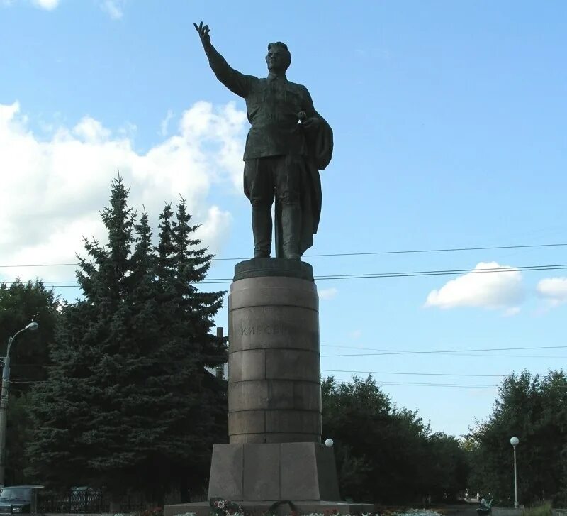 Памятники киров. Памятник Сергею Мироновичу Кирову Киров. Киров Сергей Миронович памятник. Памятник Кирову на Октябрьском проспекте. Памятник Кирову в Кирове на Октябрьском проспекте.