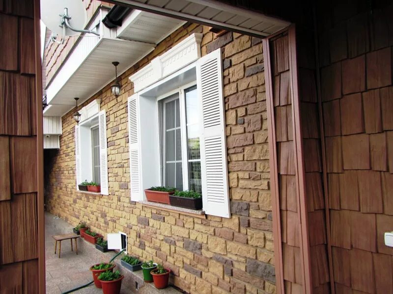 Отделка облицовочным кирпичом. Отделка цоколя клинкерным кирпичом. Монтаж фасадного кирпича. Монтаж фасадного кирпича. Baut система крепления кирпича.