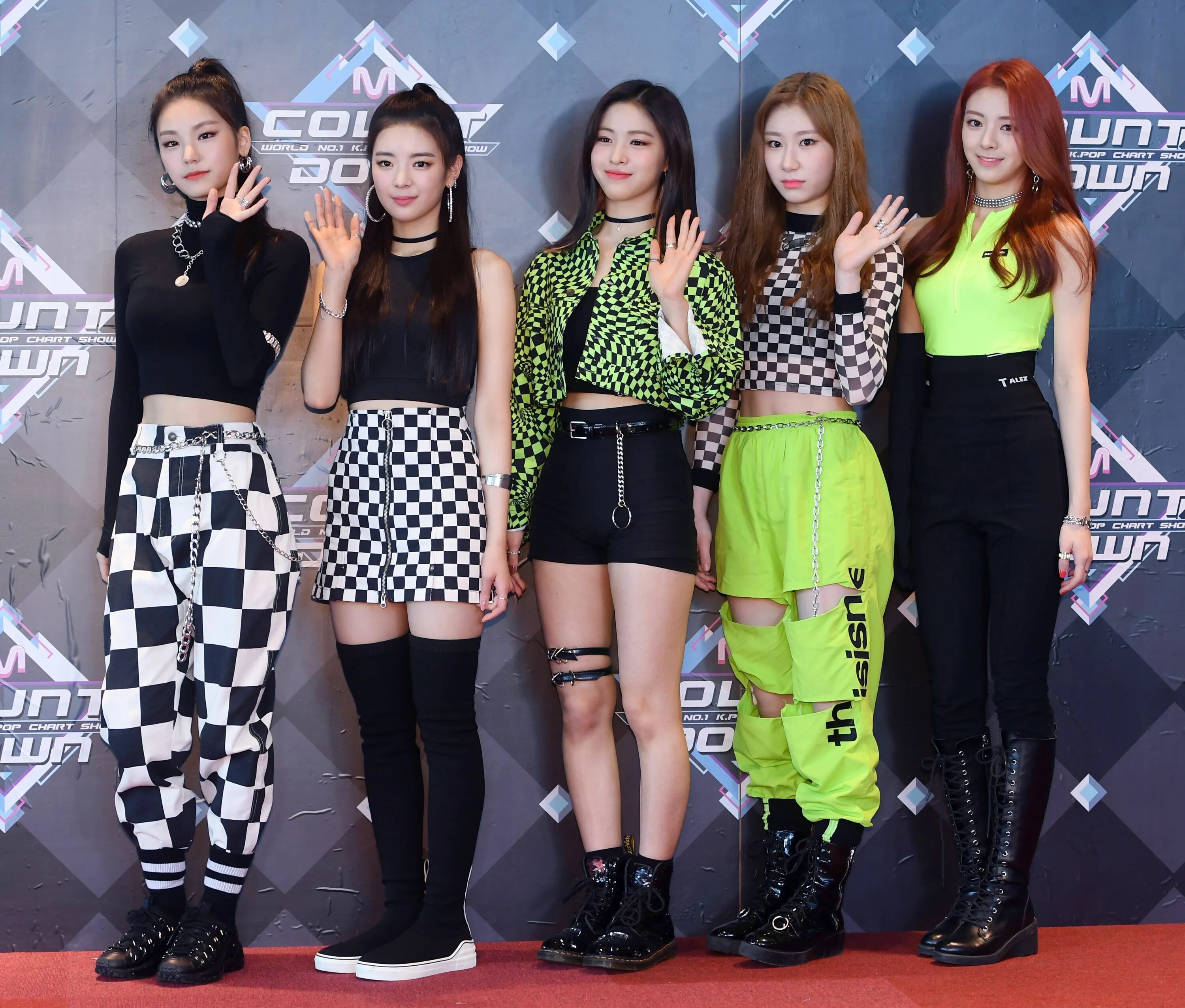 Itzy blackpink. Участницы k-pop группы itzy. itzy kpop. блэк пинк и итзи. группа itzy участницы 2025.