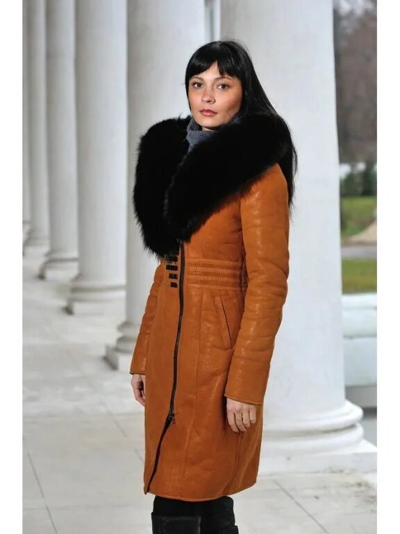 женская рыжая дублёнка с капюшоном.