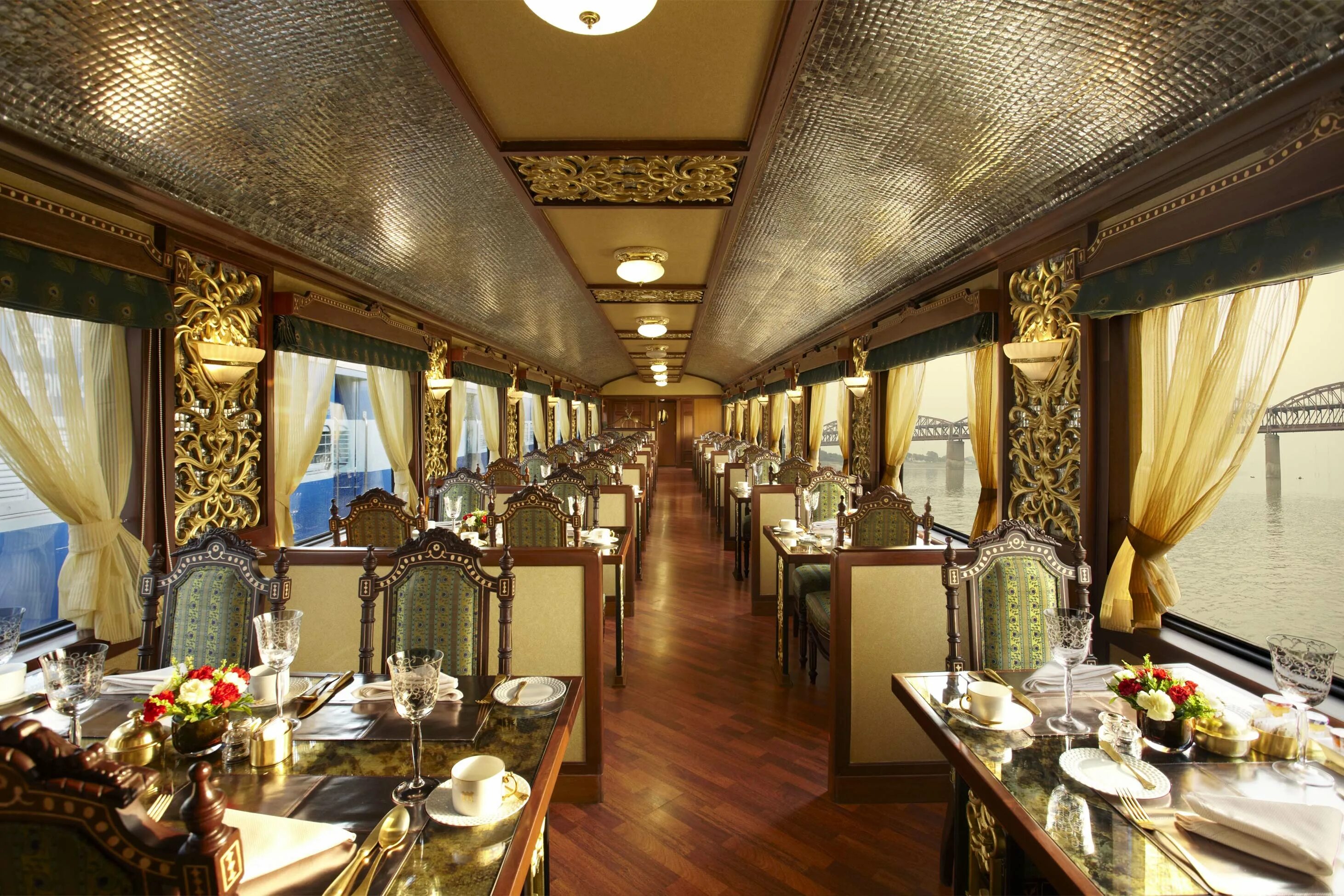 Dining car. Поезд золотой орёл Транссибирский. Вагон золотой Орел Транссибирский экспресс. Транссибирский экспресс золотой Орел. Поезд золотой орёл транс.