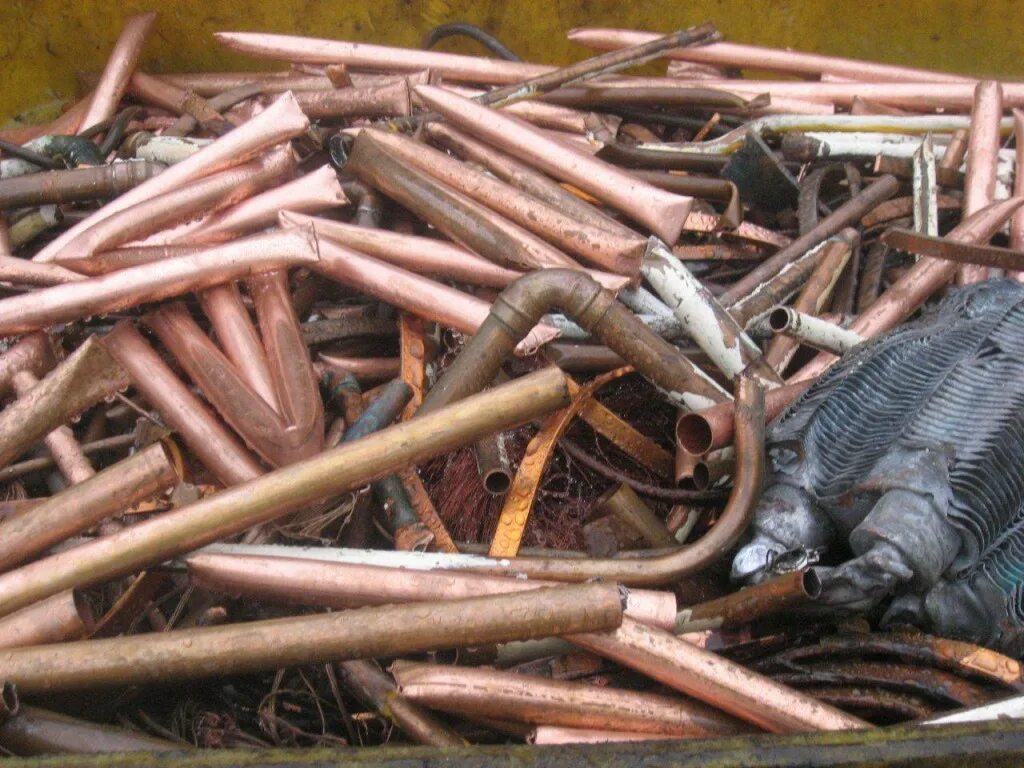 Цветной металлолом. Копаем металл. 1 килограмм меди 1 килограмм меди. Копаный металлолом. Хлам металлолома.