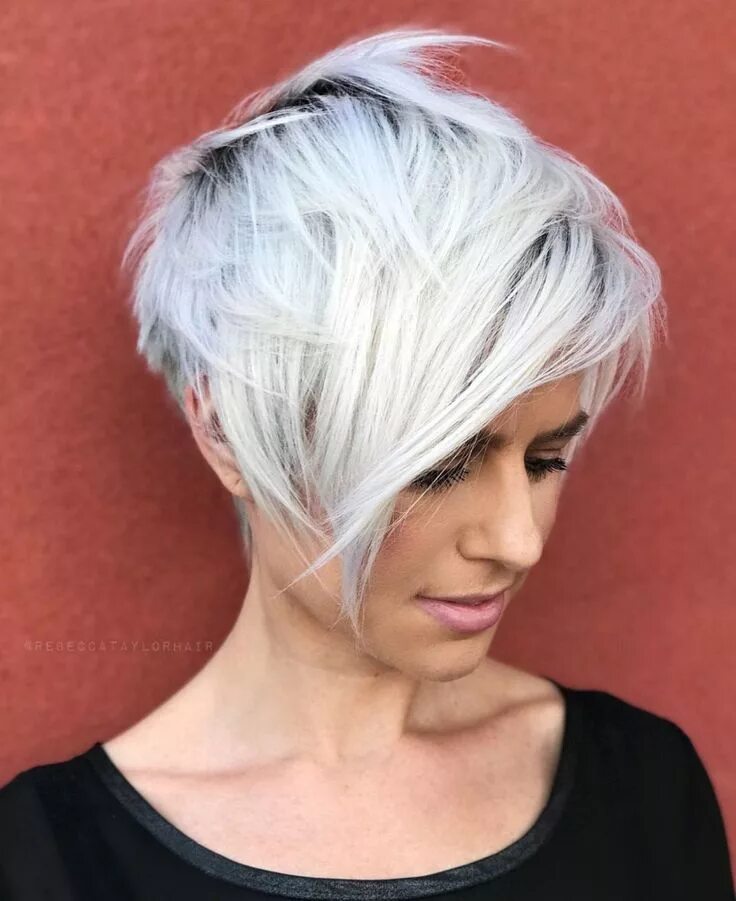 Короткая стрижка белые волосы. Пикси тотал блонд. Стрижки pixie cut короткие. Короткие стрижки. Пикси блонд 2022.