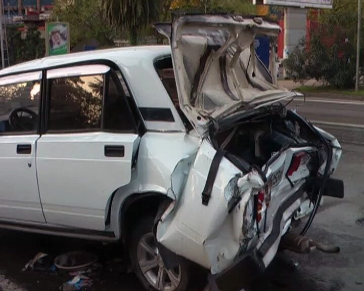 Разбитая ваз 2105 белая. Дтп 2105. Дтп 2105. Битая ваз 2105 красная. Авария джанкойский район.
