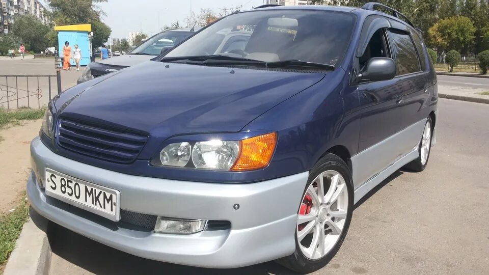 Toyota ipsum 1999 обвес. Тойота Ипсум 10 кузов. Тойота Ипсум 1999 голубая. Тойота Ипсум синий 10 кузов.