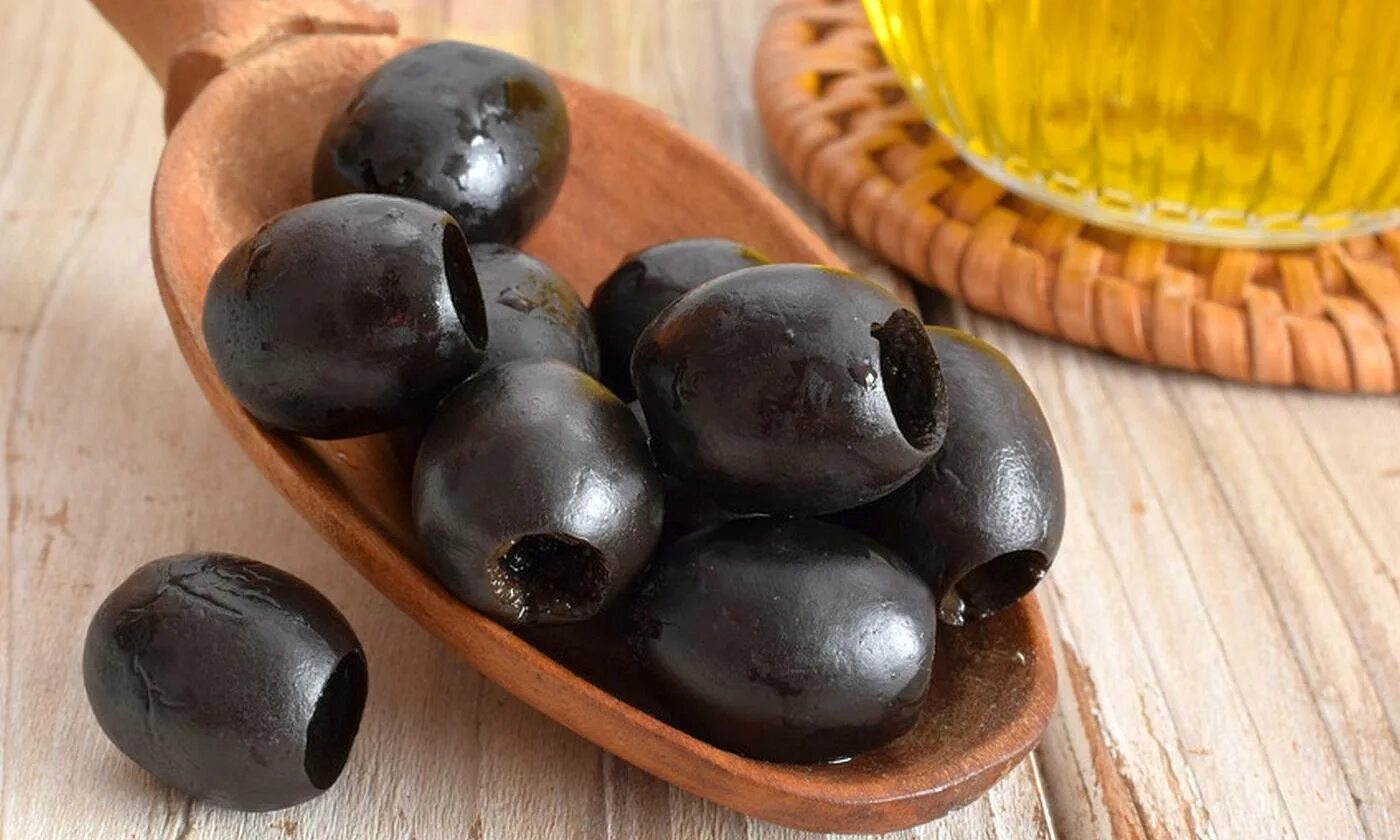 Польза косточек маслин. Маслины Блэк Оливес. Молдавские маслины. Оливковые косточки маслины. Оливки темные.