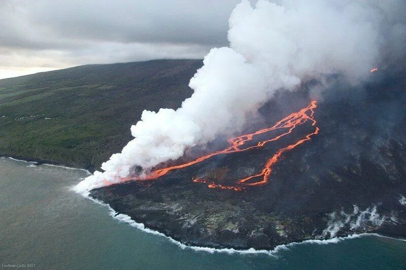 Вулкан кракатау извержение 2020. Остров реюньон вулканы. Вулкан стромболи 926 м. Новая зеландия остров уайт. Северо-курильск вулкан эбеко.