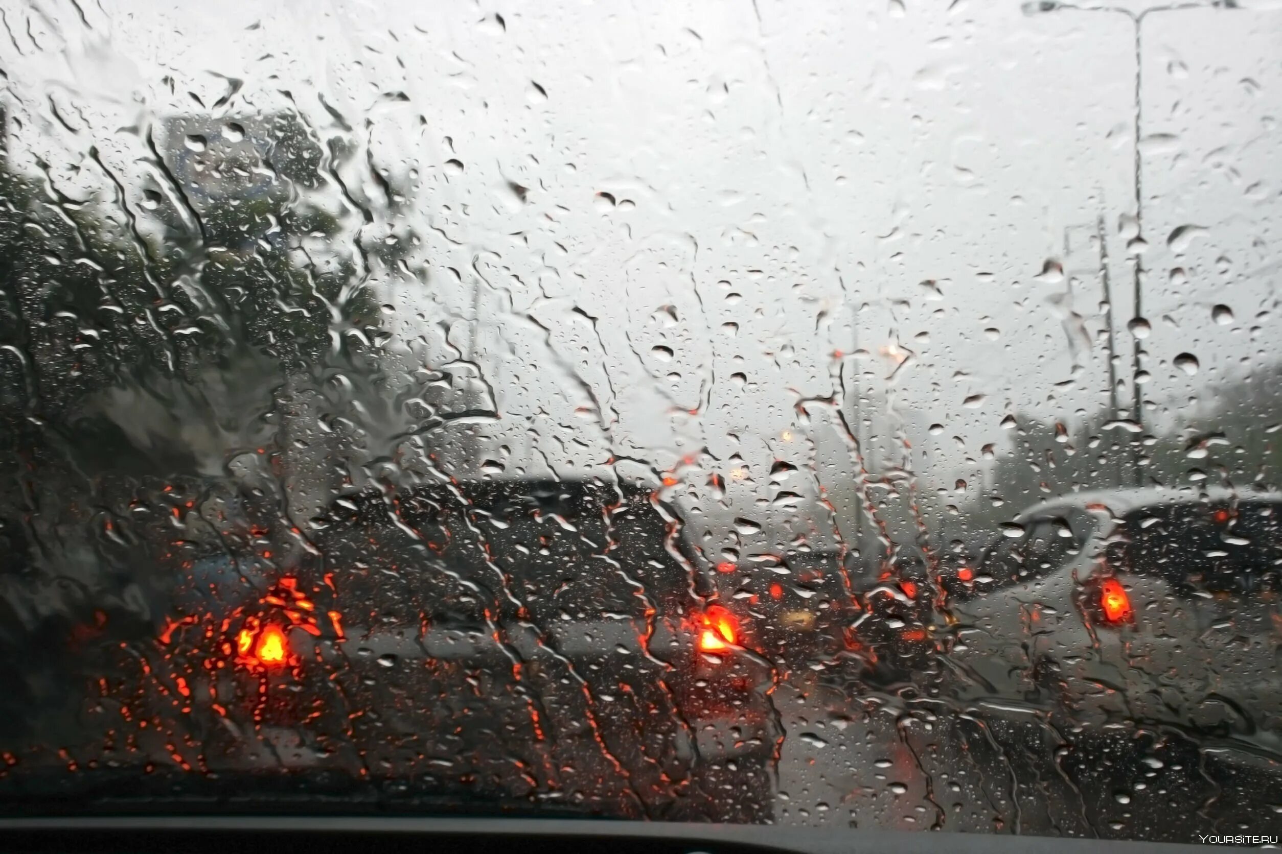 Капли на стекле. Капли на стекле машины. Капли дождя на окне. Дождь в окне.