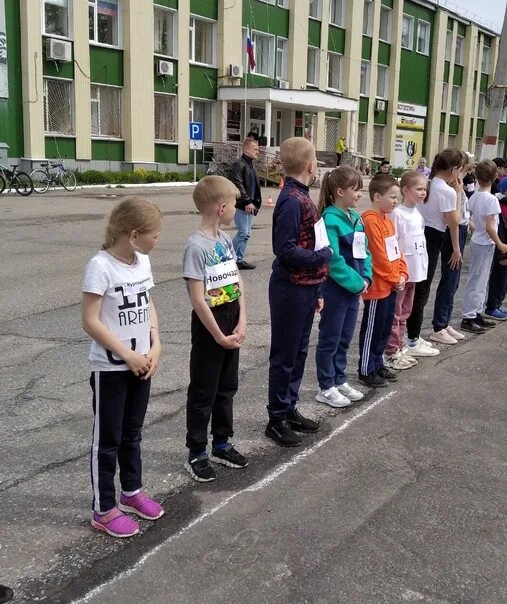 Учатся ли 3 мая школьники. Школа 950 директор. Школьники на субботнике. Ученик в мае. Ученик в мае.