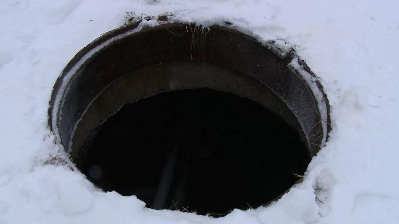 Пробой колодца. Открытый люк колодца. Открытый канализационный люк. Открытый люк канализации. Канализационный люк зимой.