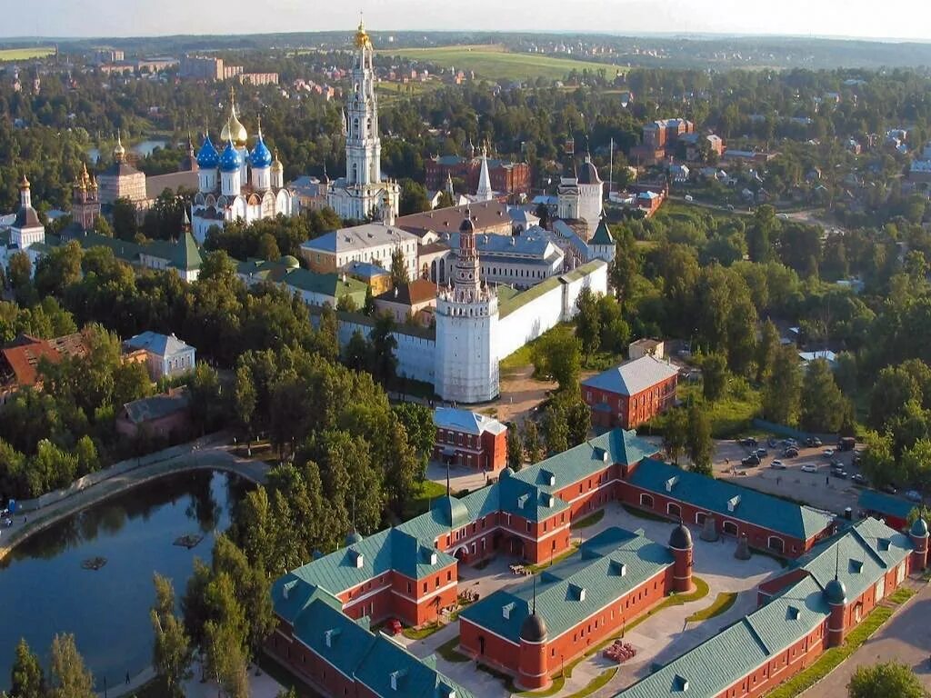 Города которые стоит посетить недалеко. Сергиев посад доспромичательности. сергиев посад достопримечательности лавра. сергиев посад центр города. примечательности в городе сергиев посад.