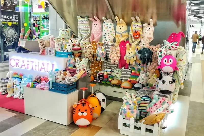 Магазин игрушек тц. Франшиза игрушка. Выкладка товара в магазине игрушек. Оборудование в магазин детских игрушек. Франшизы игрушки.