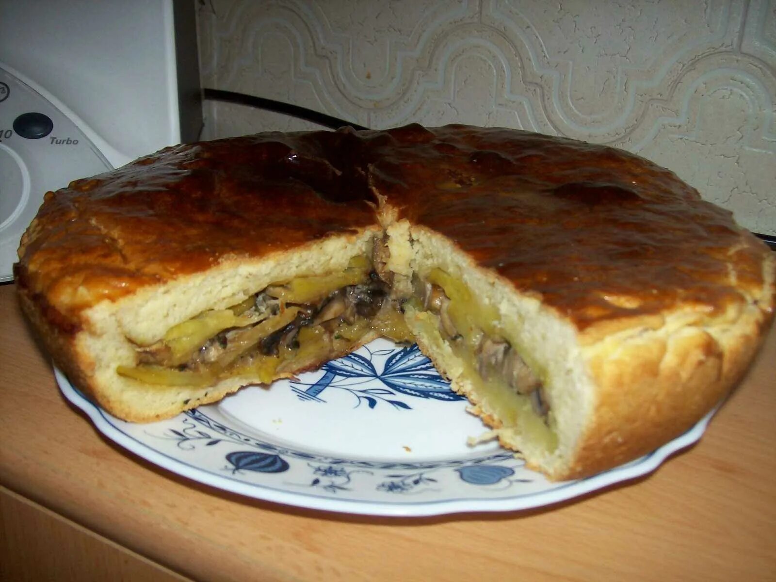 Рецепт заливного пирога с грибами и картошкой. Пирог картошка-грибы. заливной пирог с картошкой и грибами. заливной пирог с грибами в духовке. заливной пирог с мясом и грибами.