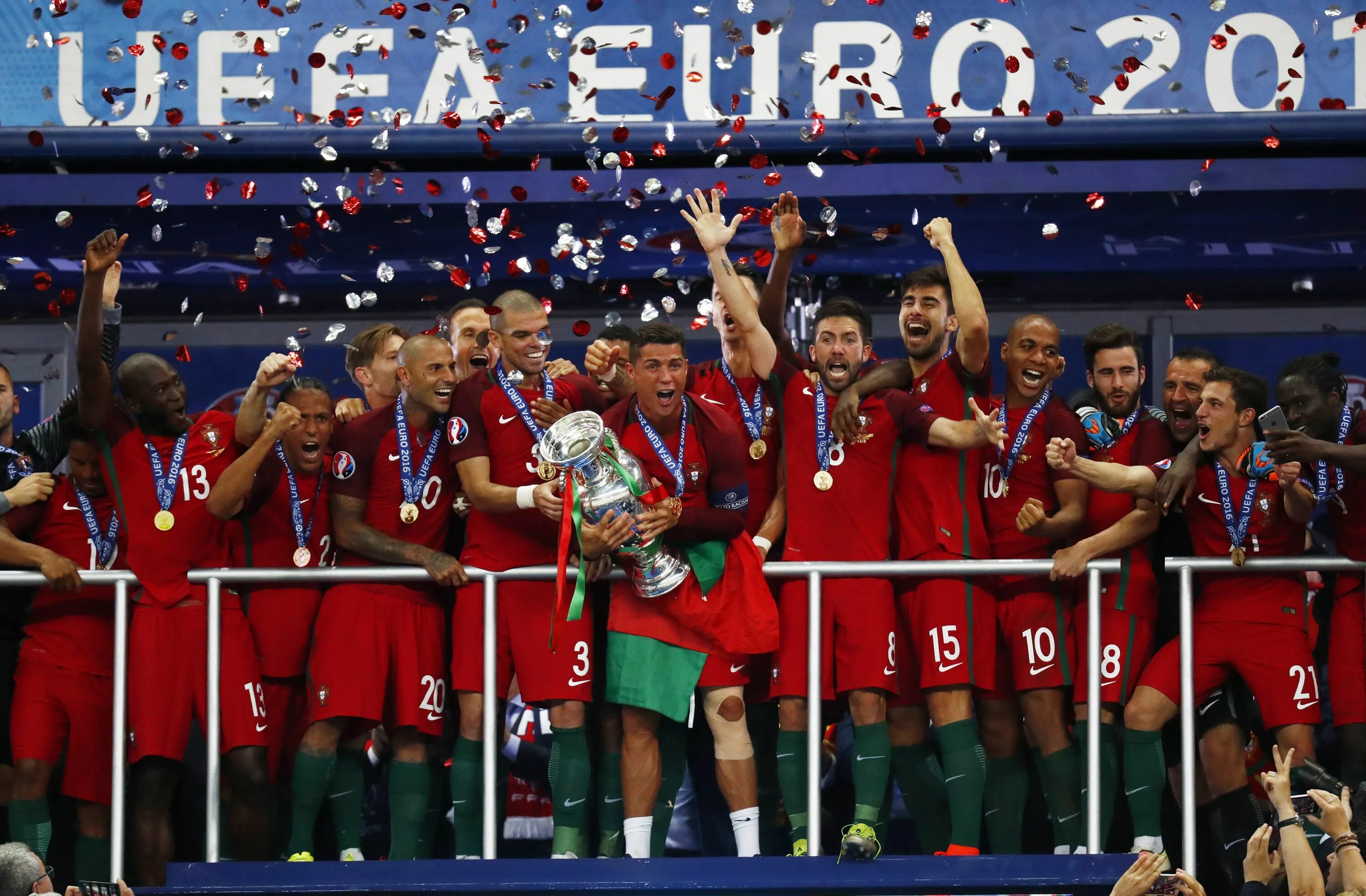Сколько раз был чемпионом европы. Португалия чемпион европы 2016. португалия 2016 чемпионат европы финал. португалия выиграла евро 2016. сборная португалии евро 2016.