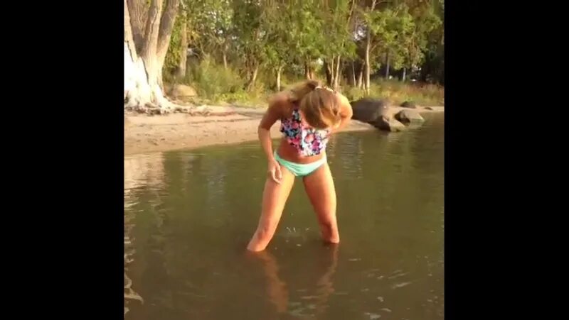 красивая девушка пописала. пописать фильм. женщина писает с разговорами. женщина писает с разговорами. красивые девушки в уборной.