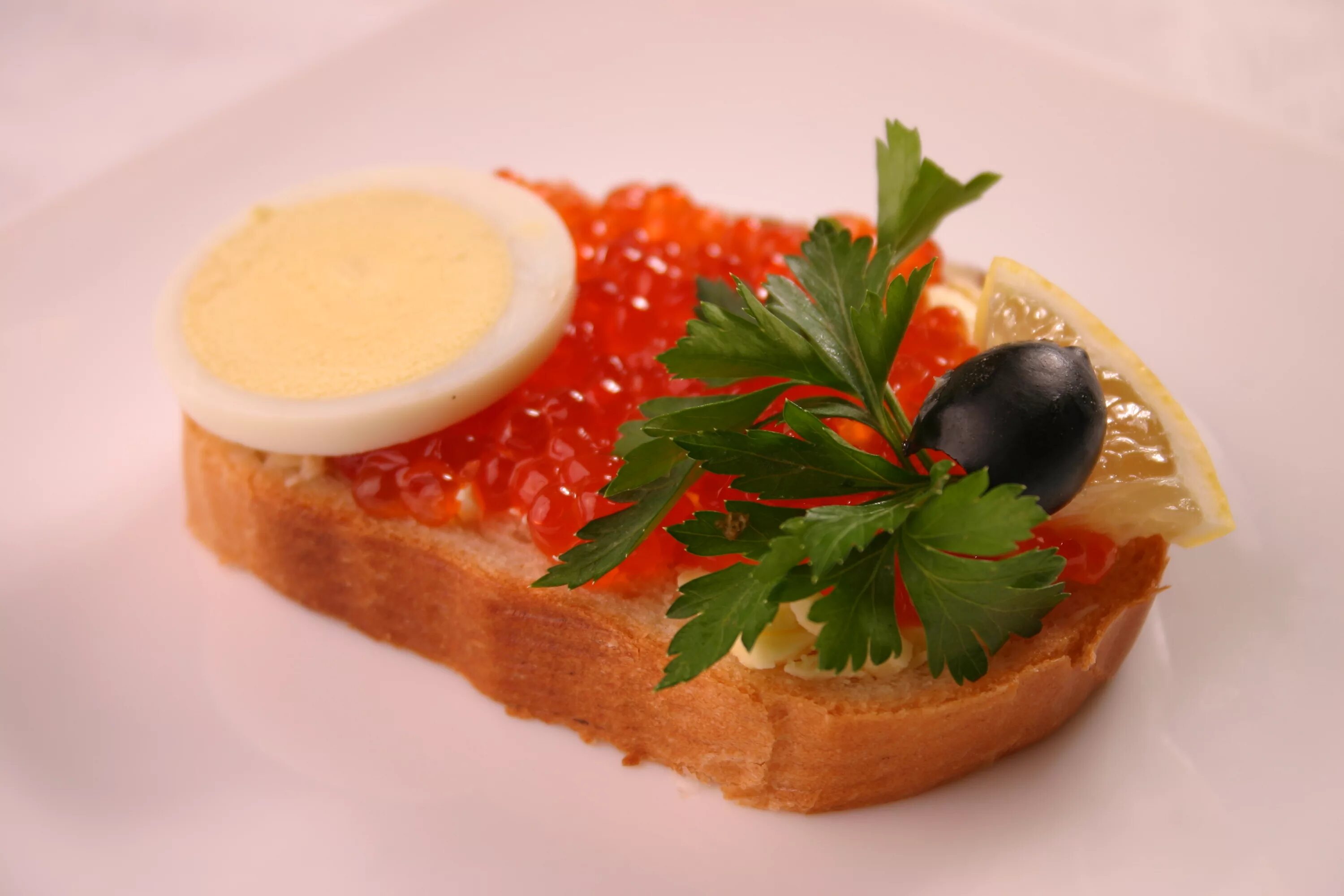 Как вкусно сделать бутерброды с икрой. Тартинки &quot;мировой закусон&quot;. тартинки с селедкой мировой закусон. бутерброды с икрой. бутеры с икрой.