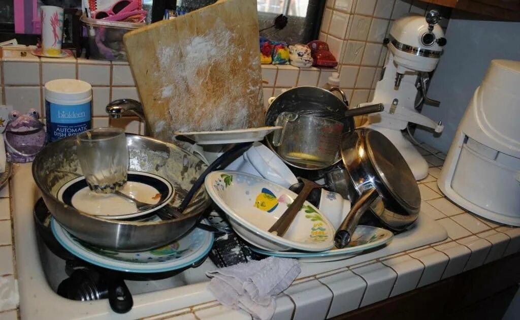 Мыть грязную посуду