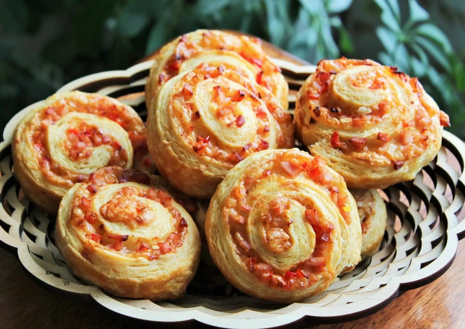 Рулет из слоеного дрожжевого теста. Слоеные рулетики с ветчиной и сыром. Колбаса сыром в слоеном дрожжевом тесте. Колбаса сыром в слоеном дрожжевом тесте. Колбаса сыром в слоеном дрожжевом тесте.