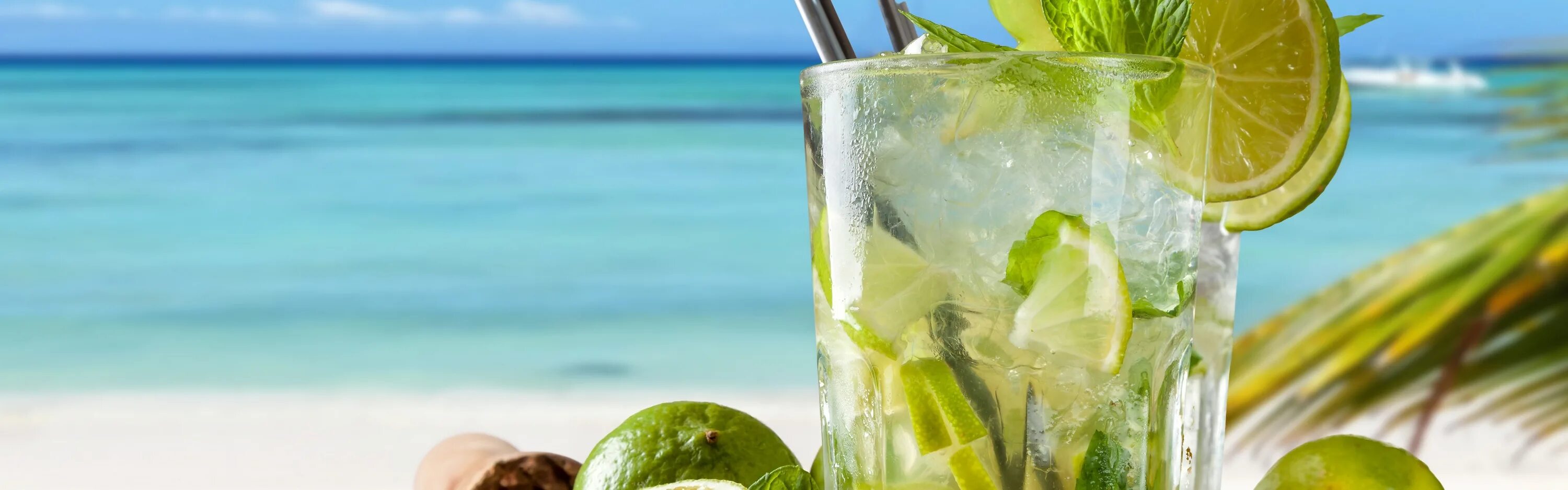 Мохито солнце. Mojito Beach (пляж Мохито). Коктейль на фоне моря. Коктейль на море. Мохито Мальдивы.