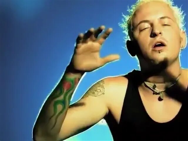 Linkin park one step close. Честер беннингтон one step closer. linkin park one step closer. честер беннингтон one step closer прическа. linkin park one step closer клип.
