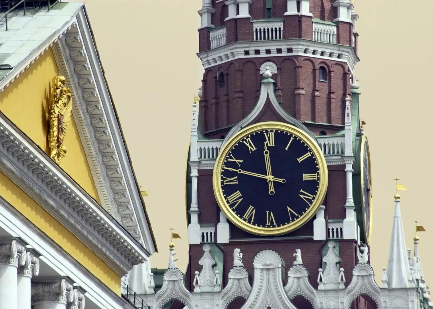 Часы на кремле который час. Часовая башня Кремля. Кремль часы. Кремлевские часы в Москве. Часы Московского Кремля.