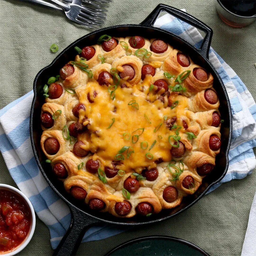 Вкуснейшие блюда дома рецепты. Блюда с сосисками. интересные блюда из сосисок. ужин с сосисками. оригинальные блюда из сосисок.