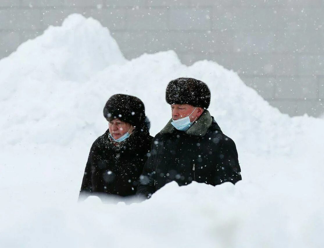 Холодный и богатый снегопадами декабрь предвестник. Снег в москве. Признаки начала зимы. Снег в москве в апреле. Статус про первый снег.