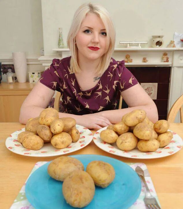 Приму картошку. Женщина картошка. Бабы на картошке. Любительница картошки. Кушать картошку.