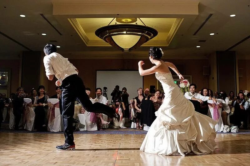Свадебный танец. Свадебный танец жениха и невесты. Танцы на свадьбе. Жених и невеста танцуют. Первый танец под песню