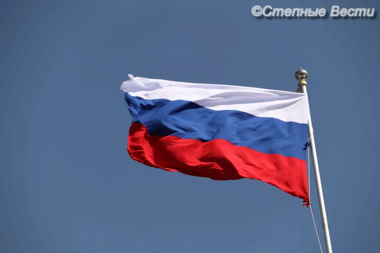 Гордо реет триколор. Гордый триколор. Гордо веет флаг российский над красавицей москвой. Гордый триколор. Гордо реет триколор.