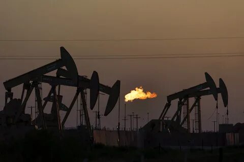 Большая нефтяная вышка раст