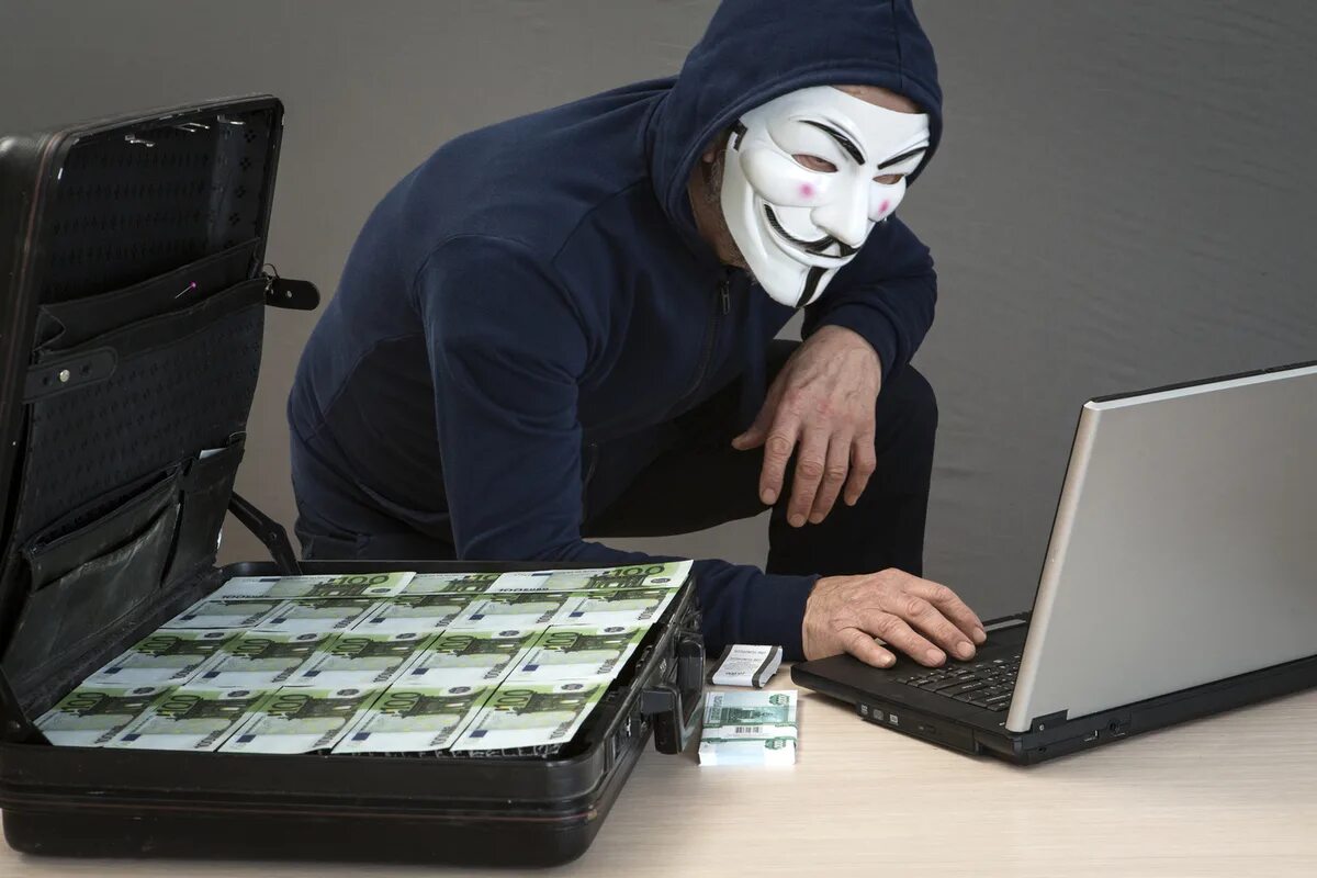 Мошенники крипты. Хакер с деньгами. Мошенник. Заработок хакеров. Мошенничество хакерство.