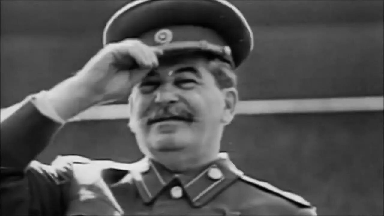 Речь сталина 7 ноября 1941 года. Сталин на параде 7 ноября 1941. Сталин на параде 7 ноября. Сталин на мавзолее 7 ноября 1941. Парад победы 1945 трибуна мавзолея.